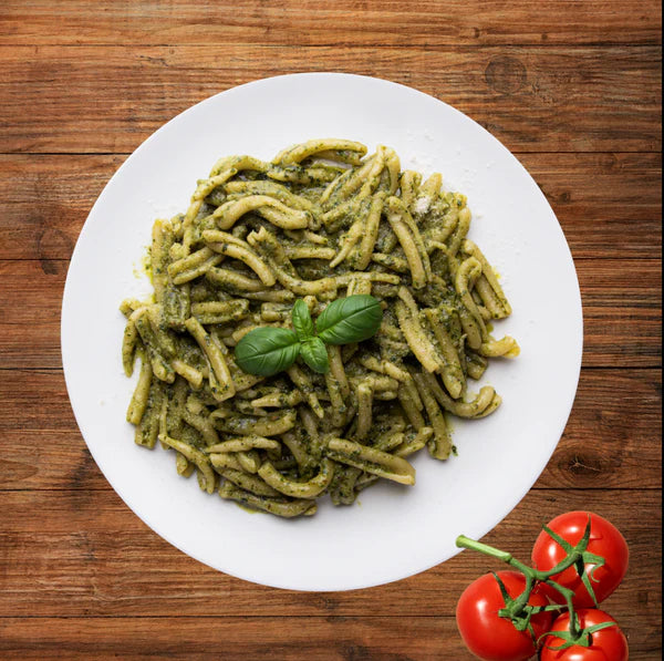 Glutenfreie Maccheroni mit Pesto 380g - Alla Mamma

Unsere glutenfreien Maccheroni mit Pesto bringen echtes Italien-Feeling auf den Teller: herrlich al dente, in einer cremigen Pesto-Sauce mit Basilikum, Kartoffeln und Grana Padano – nach original italienischer Rezeptur, ohne künstliche Zusätze und ohne Tiefkühlung.