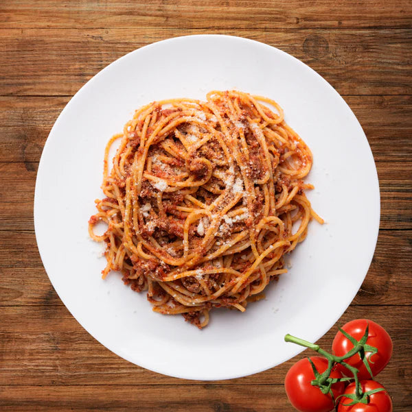 Glutenfreie Spaghetti Bolognese 434g - Alla Mamma

Unsere glutenfreie Spaghetti Bolognese vereint zarte Mais- und Reisnudeln mit einer kräftigen Bolognese aus Rinderhack, Tomaten und klassischem Soffritto – nach original italienischer Rezeptur, ohne künstliche Zusätze und ohne Tiefkühlung